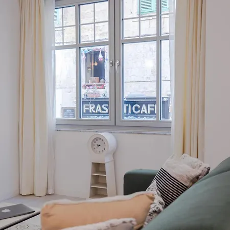 Brand New! Boutique Style La Valeta