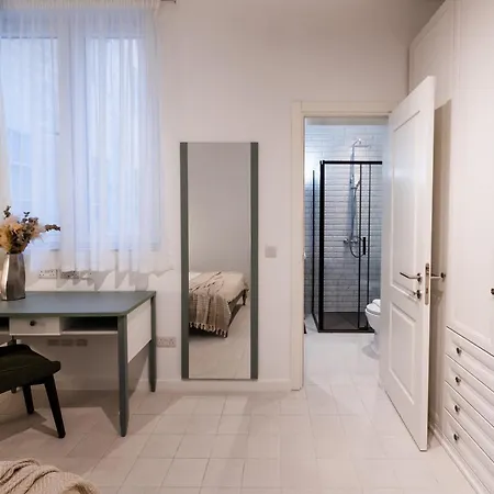 Brand New! Boutique Style *