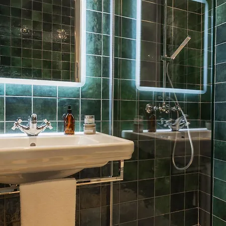 Brand New Boutique In The Heart Of Apartment *